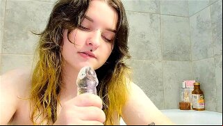 Tattooed emo girl gives head to new toy in the tub